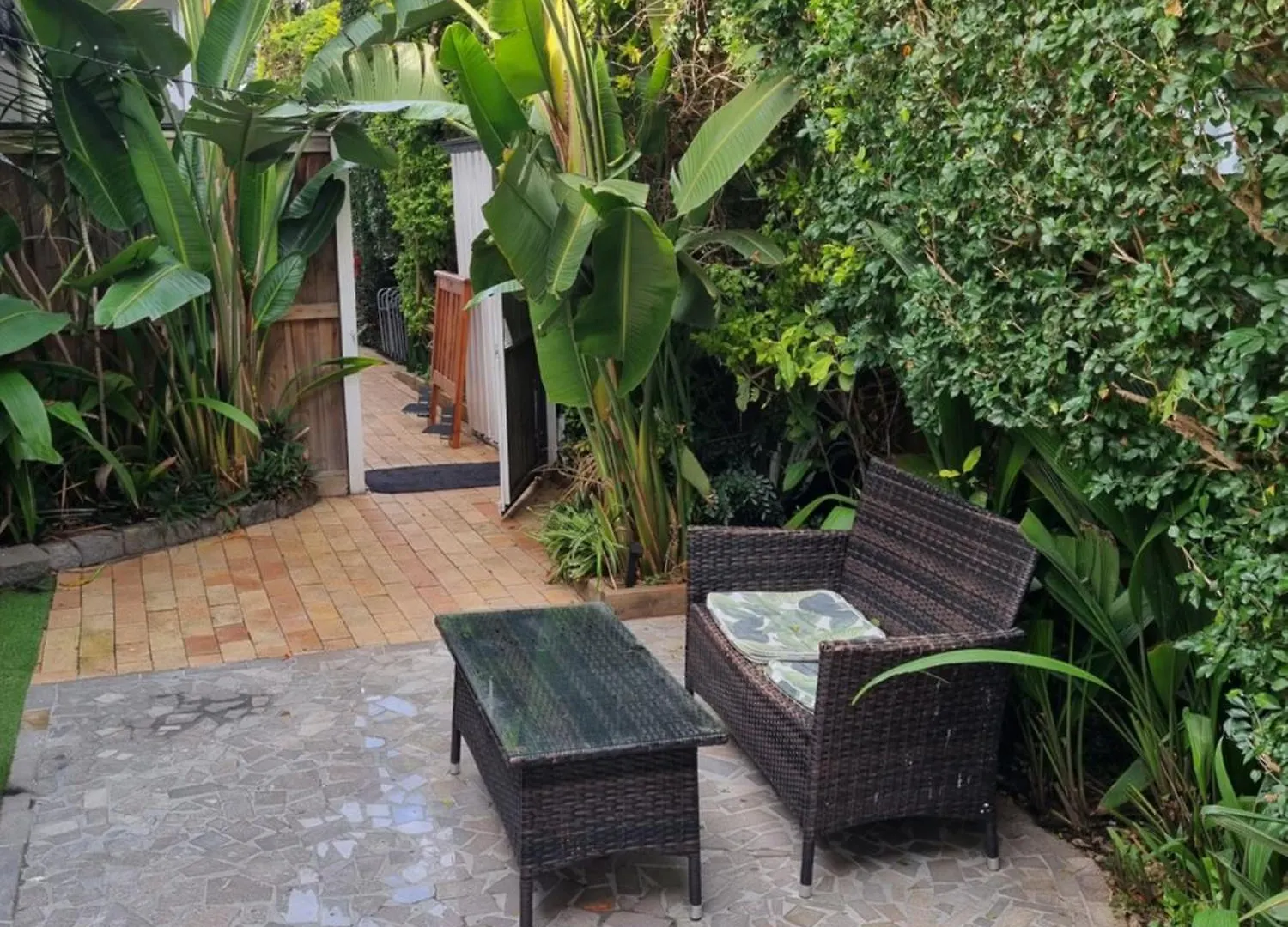Small Pet Friendly Granny Flat With Paved Courtyard Caloundra