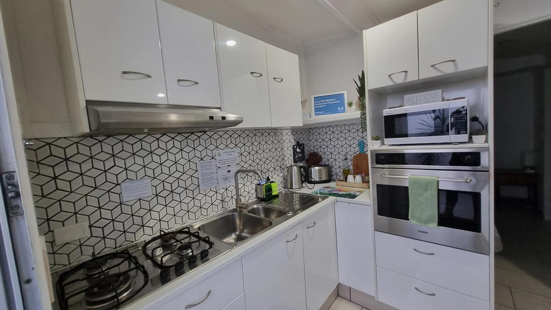 Small Pet Friendly Granny Flat With Paved Courtyard Caloundra