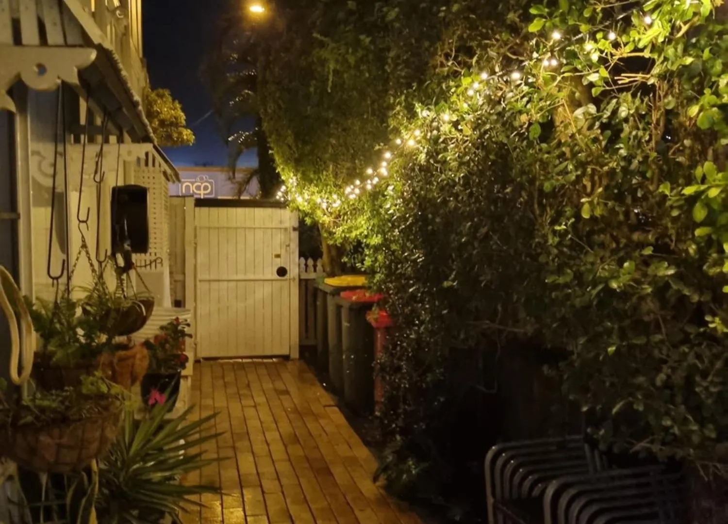 Small Pet Friendly Granny Flat With Paved Courtyard Caloundra 0*,