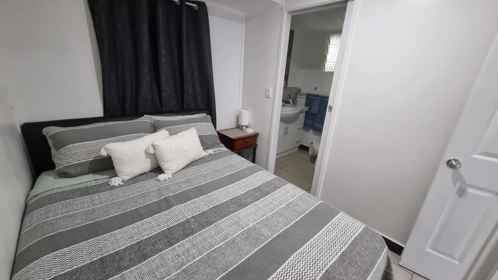 Apartman Small Pet Friendly Granny Flat With Paved Courtyard Caloundra