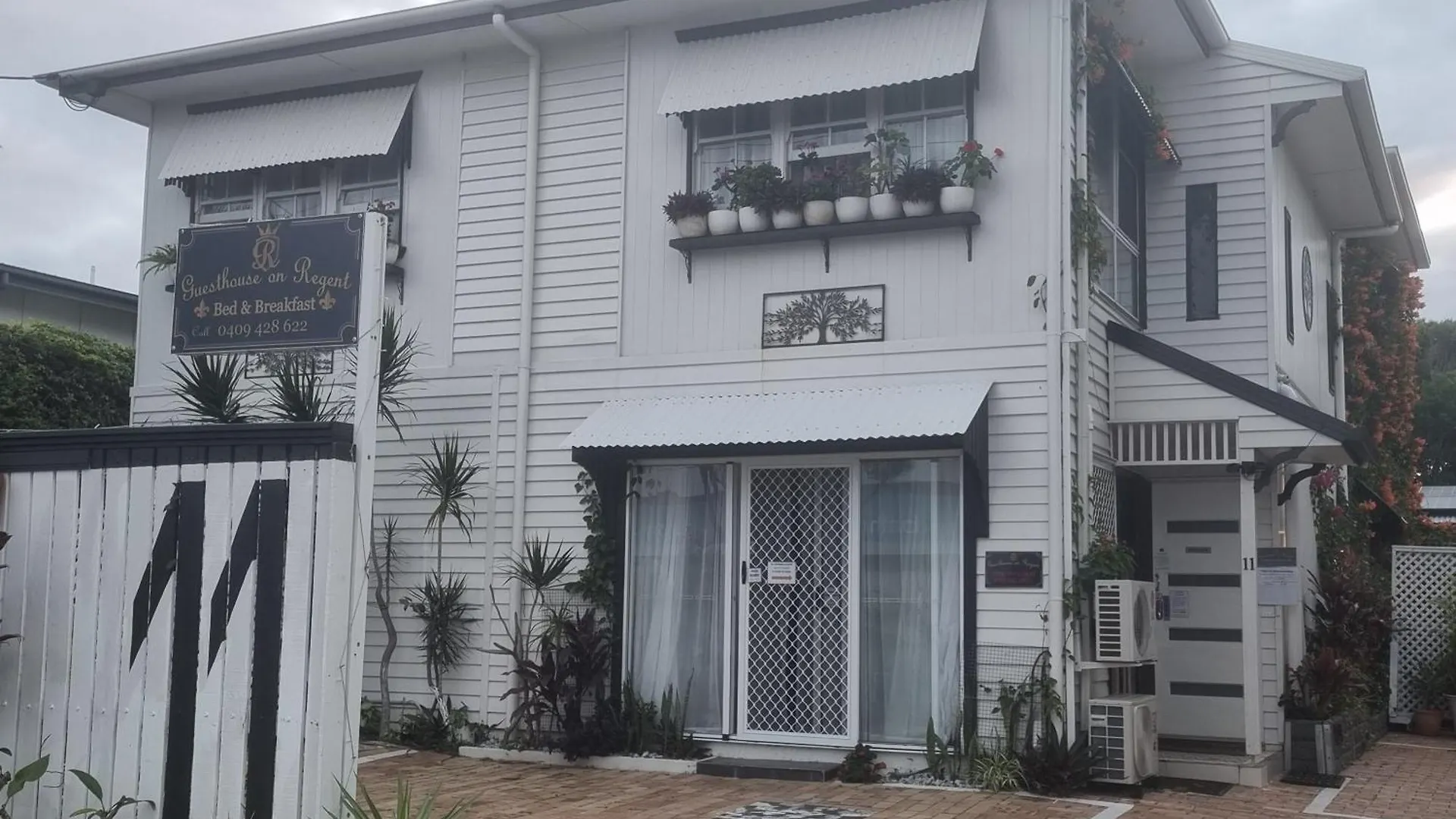 Apartment Small Pet Friendly Granny Flat With Paved Courtyard Caloundra Australia