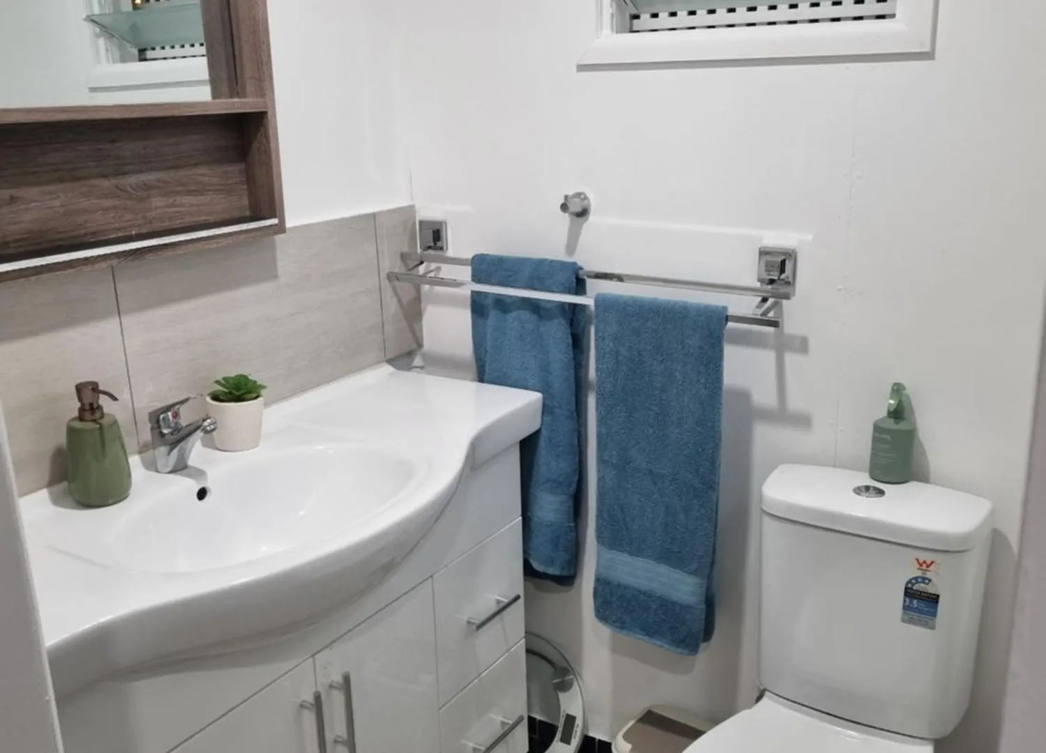 Small Pet Friendly Granny Flat With Paved Courtyard Caloundra 0*,  Australia